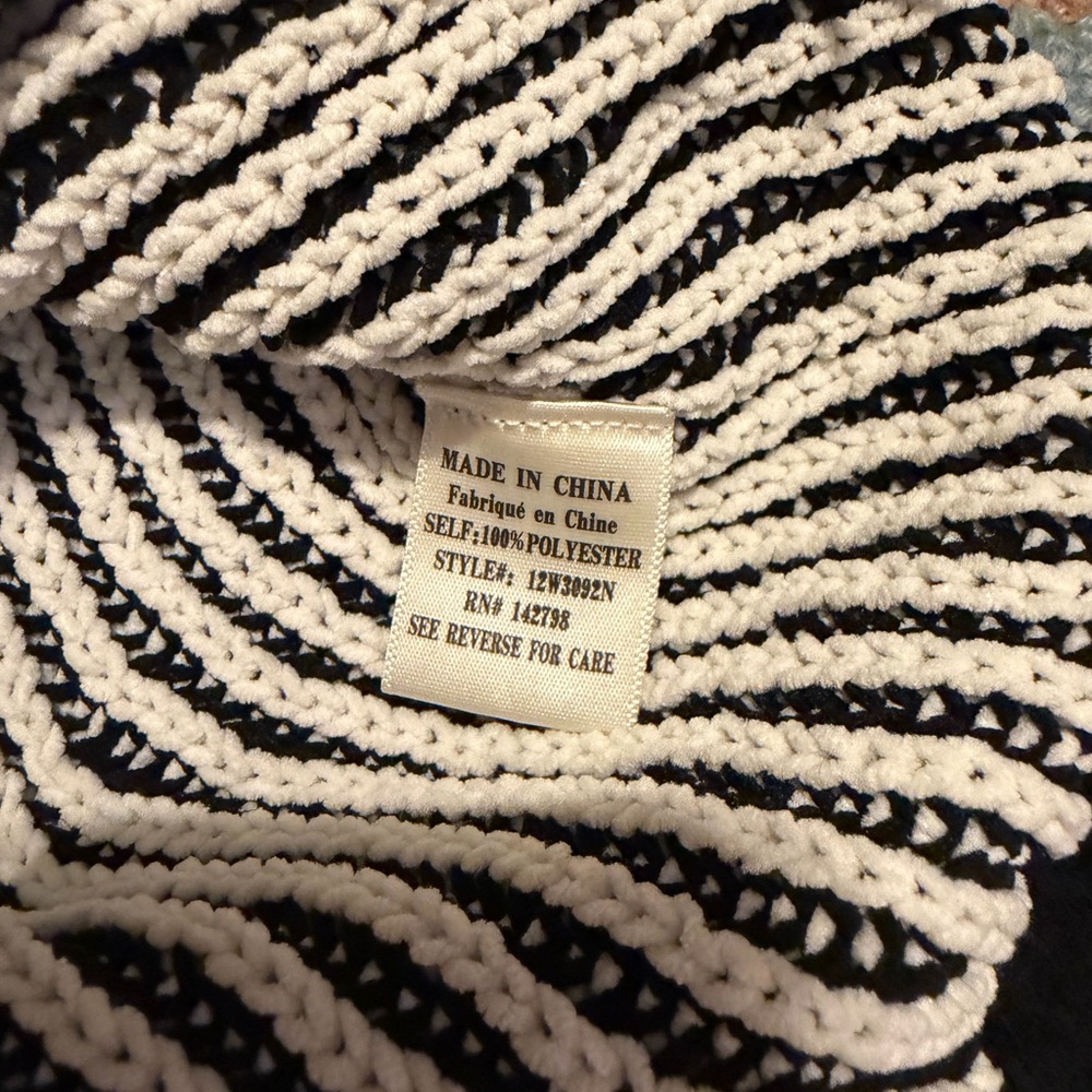 New In Two Tone Sweater size medium - Picture 6 of 6